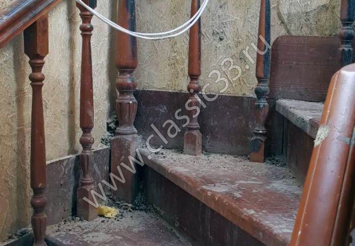 Контрастная лестница из ясеня на металлическом каркасе
