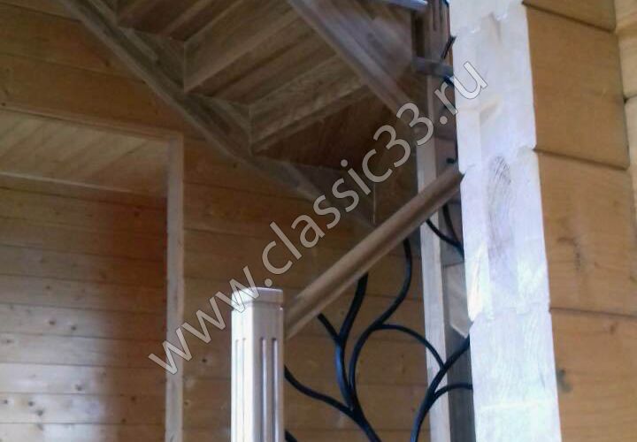 Лестница с забежными ступенями из ясеня с кованной балюстрадой