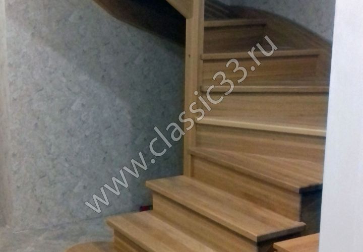 Лестница из бука с забежными ступенями