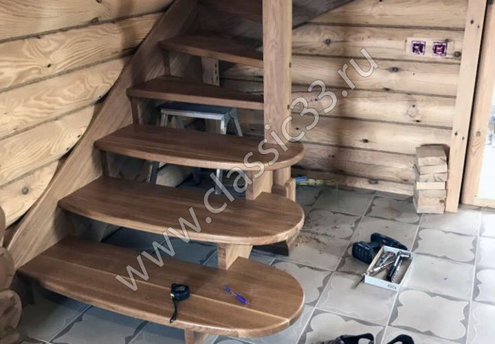 Открытая лестница с забежными ступенями