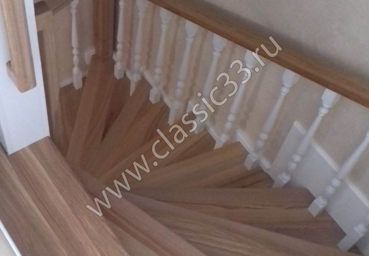 Контрастная лестница из ясеня на металлическом каркасе