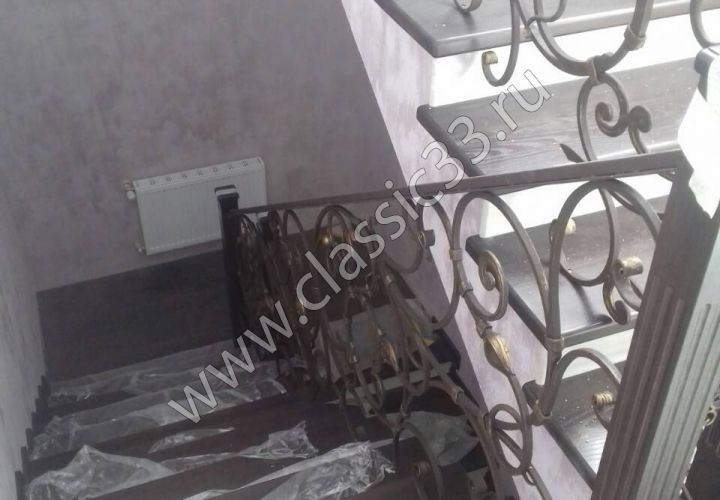 Лестница на бетонном основании с ковкой