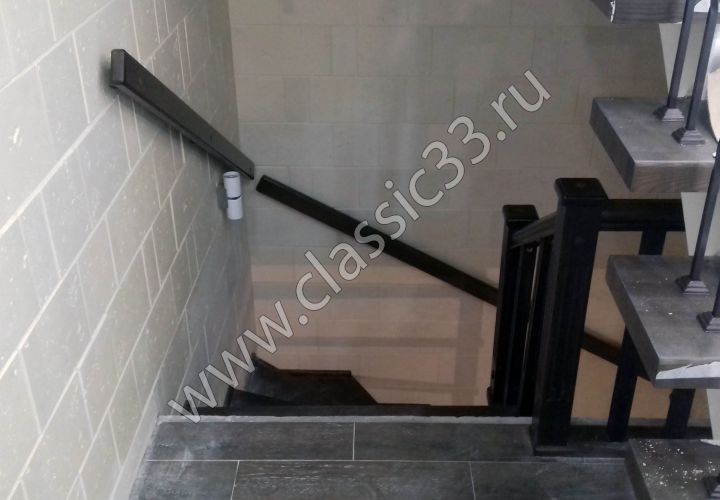 Лестница из ясеня на металлическом каркасе