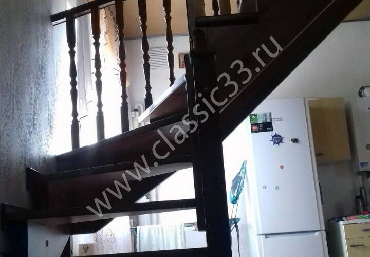 Лестница с забежными ступенями из сосны