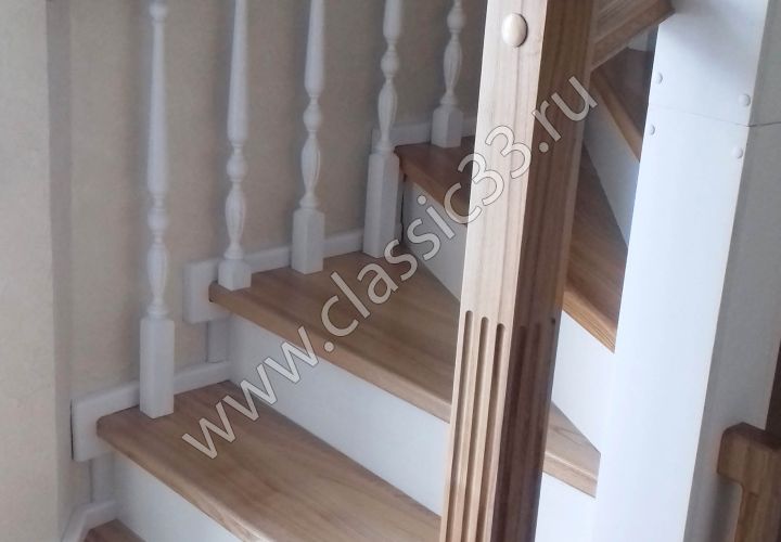 Контрастная лестница из ясеня на металлическом каркасе