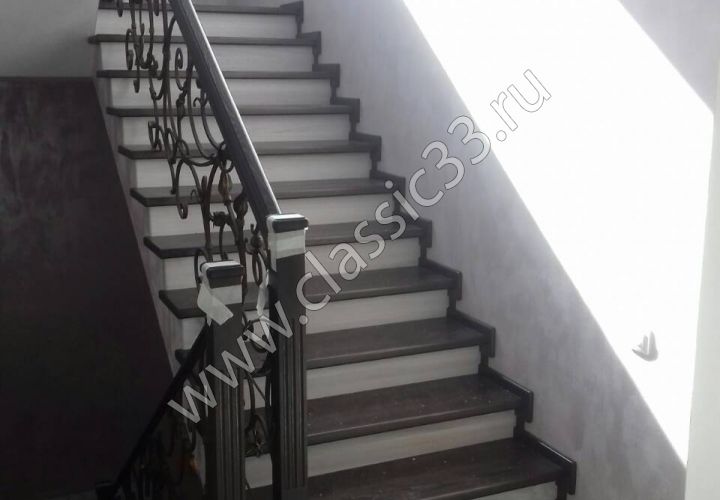 Лестница на бетонном основании с ковкой