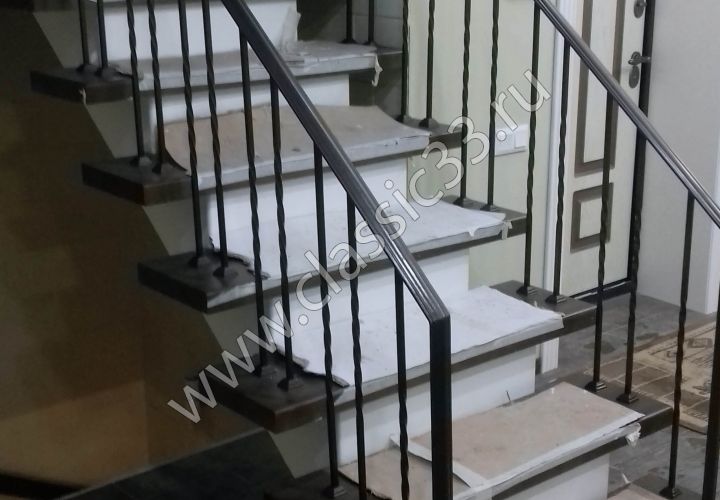 Лестница из ясеня на металлическом каркасе