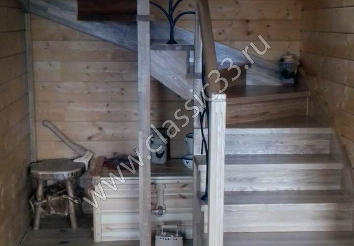 Лестница с забежными ступенями из ясеня с кованной балюстрадой