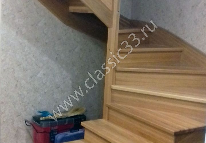 Лестница из бука с забежными ступенями