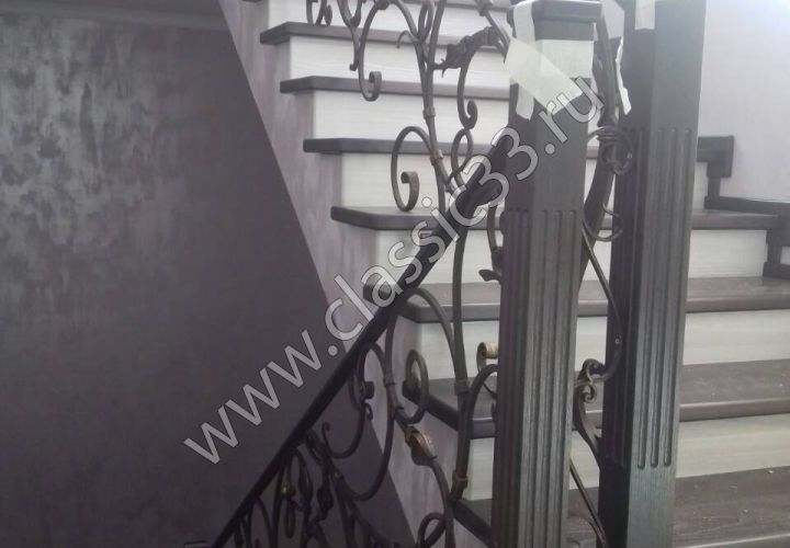 Лестница на бетонном основании с ковкой