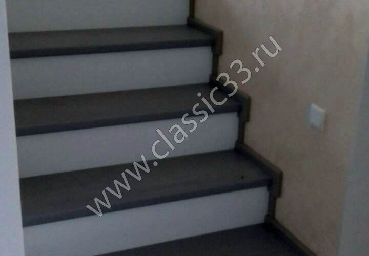 Лестница из бука на бетонном основании
