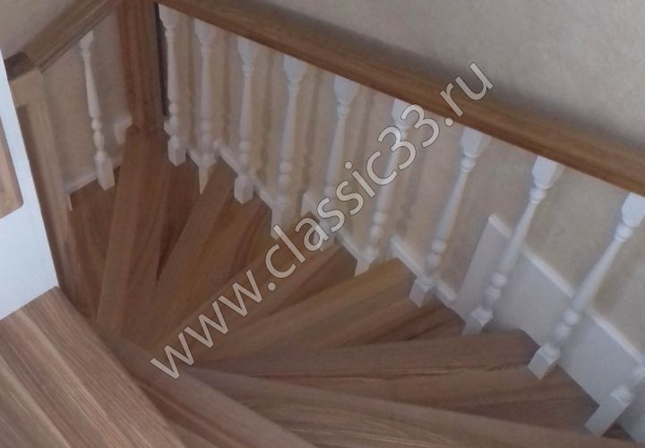 Контрастная лестница из ясеня на металлическом каркасе