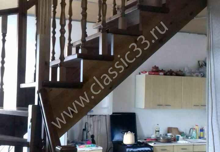 Лестница с забежными ступенями из сосны