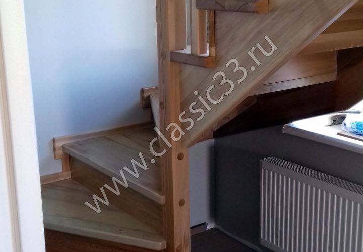 Лестница закрытая с забежными ступенями