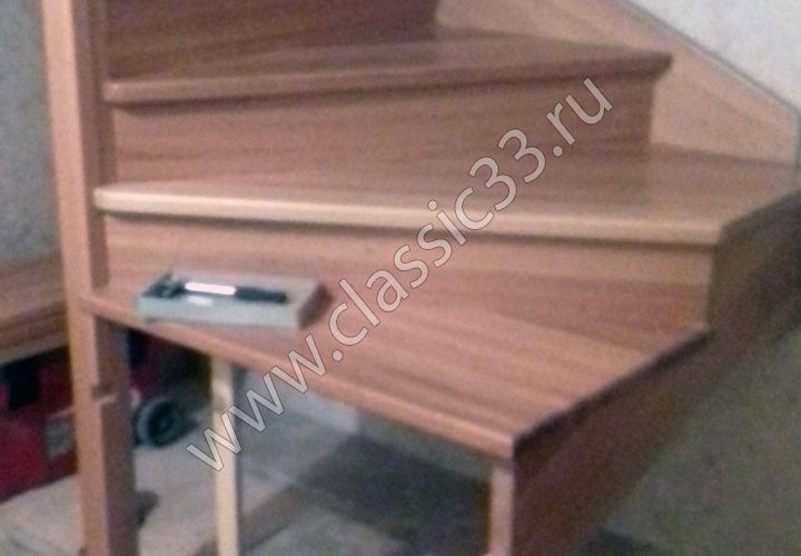 Лестница из бука с забежными ступенями