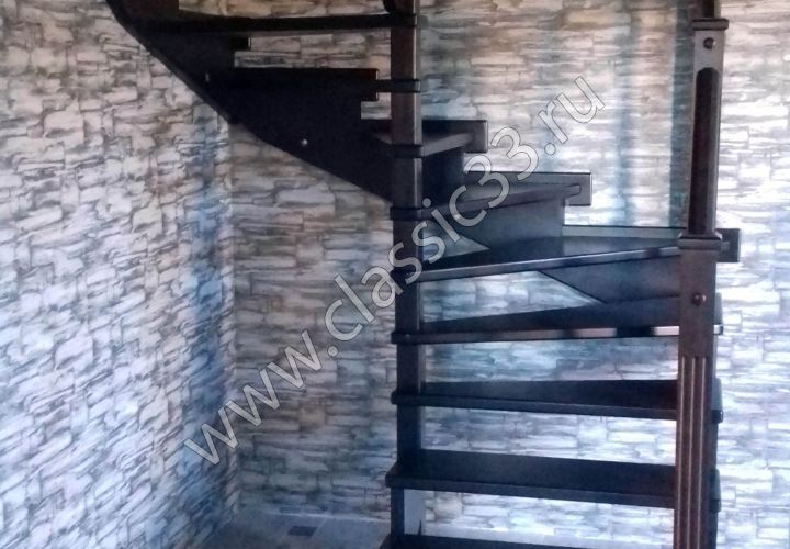 Лестница с забежными ступенями из бука