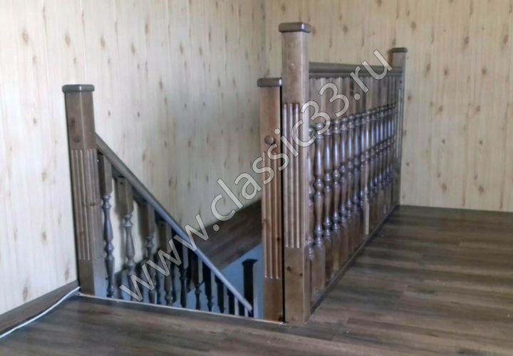 Лестница с забежными ступенями из сосны