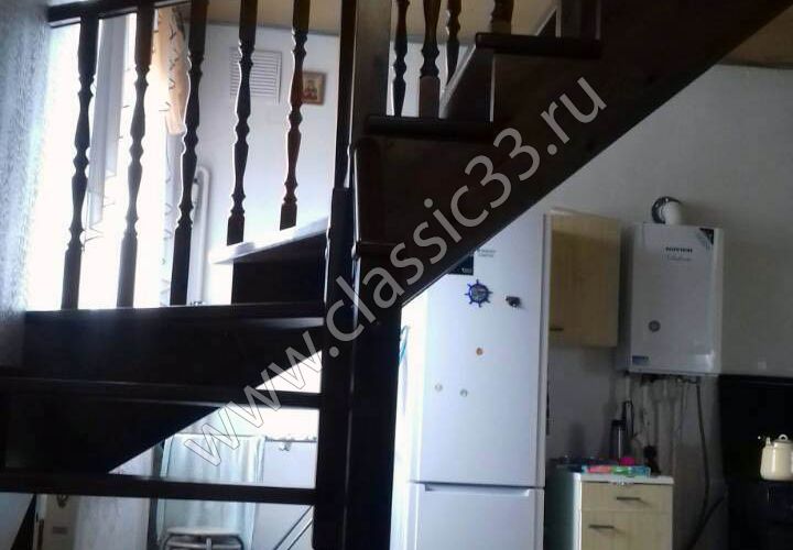 Лестница с забежными ступенями из сосны