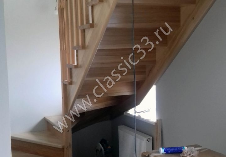Лестница закрытая с забежными ступенями