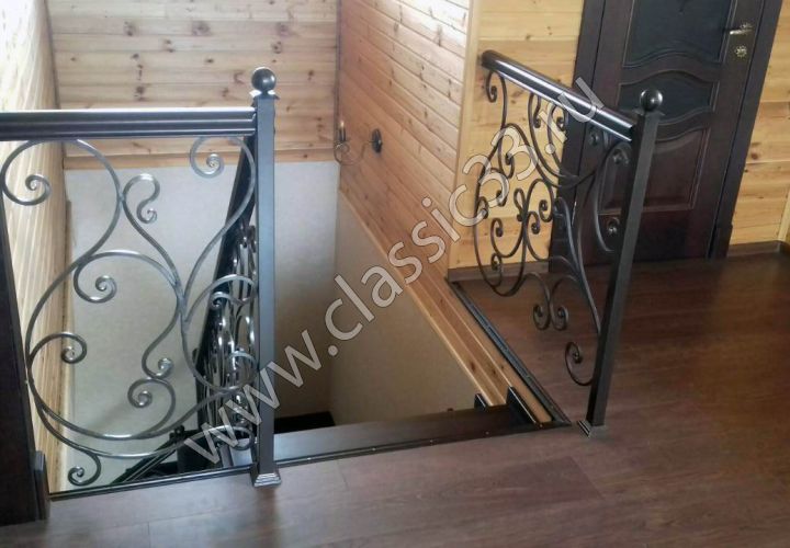 Лестница из бука с кованной балюстрадой