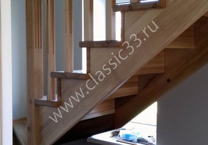 Лестница закрытая с забежными ступенями