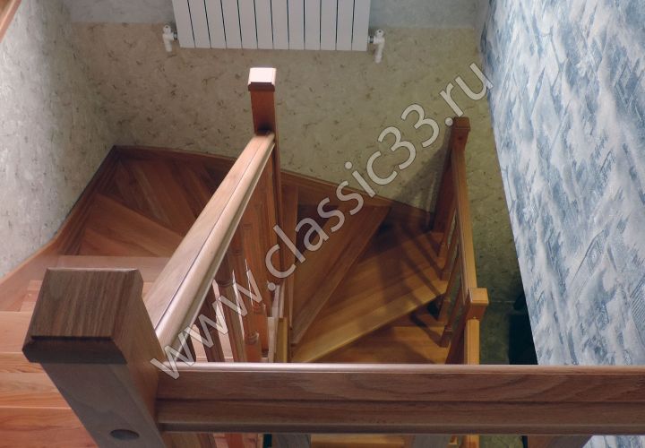 Лестница из бука с забежными ступенями