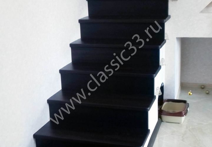 Лестница из бука с кованной балюстрадой