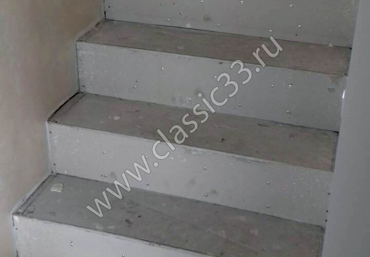 Лестница из бука на бетонном основании