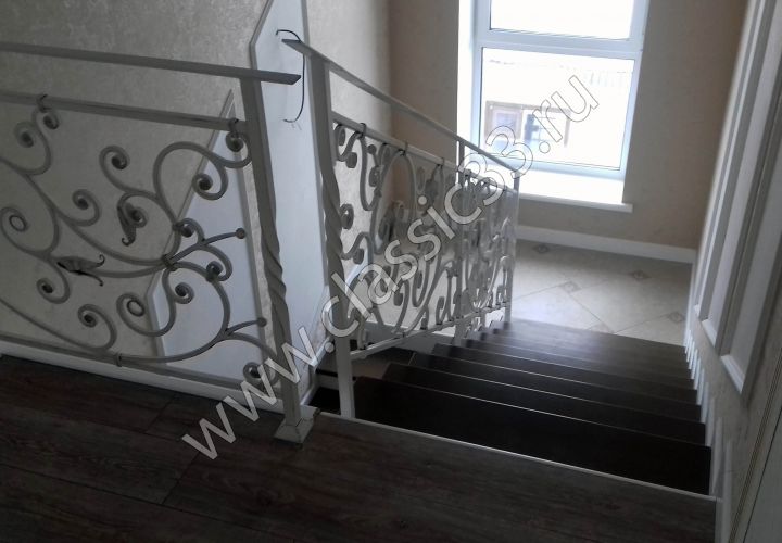 Лестница с кованной балюстрадой из ясеня