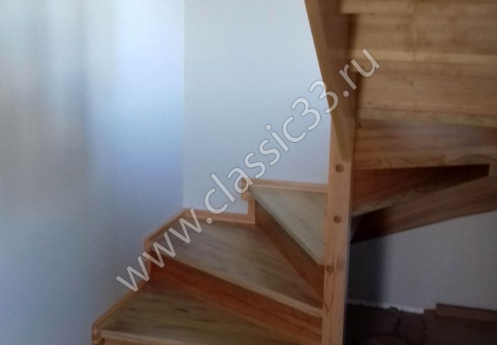 Лестница закрытая с забежными ступенями