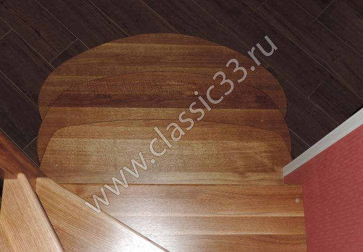 Открытая лестница  из дуба с забежными ступенями