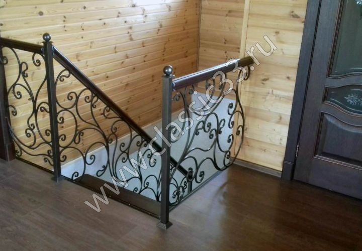 Лестница из бука с кованной балюстрадой