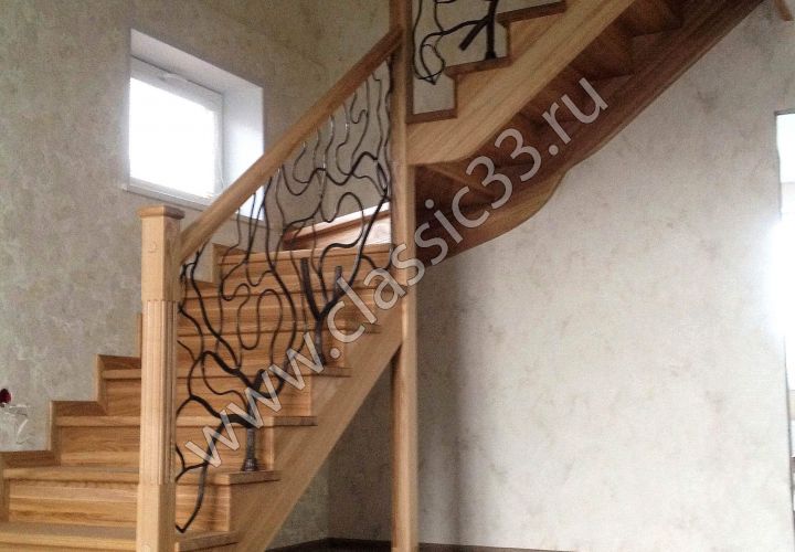 Лестница деревянная с ковкой