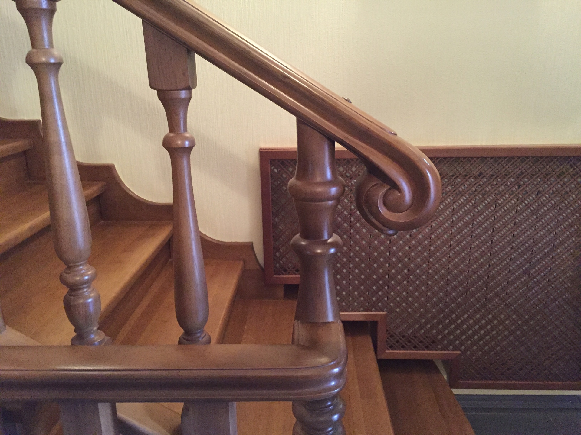 Варианты красивого завершения лестничных перил